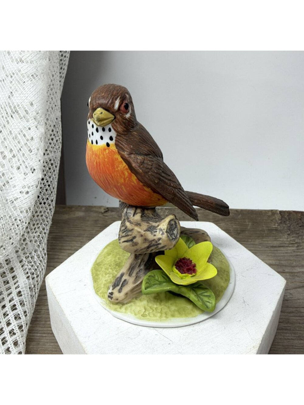 Hand-Painted Munro Robin Bird Figurine On Tree Stump With Yellow Flower 1993